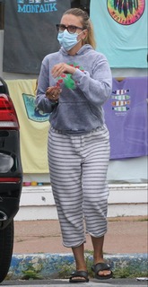 Scarlett Johansson feet photo thumbnail