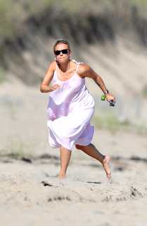 Scarlett Johansson feet photo thumbnail