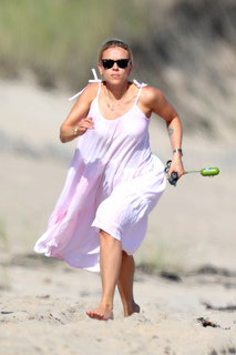 Scarlett Johansson feet photo thumbnail