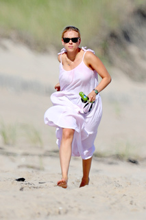 Scarlett Johansson feet photo thumbnail
