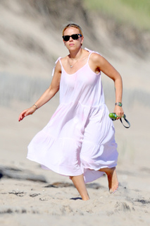 Scarlett Johansson feet photo thumbnail