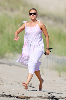 Scarlett Johansson feet photo thumbnail