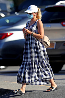 Scarlett Johansson feet photo thumbnail