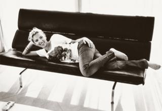 Scarlett Johansson feet photo thumbnail