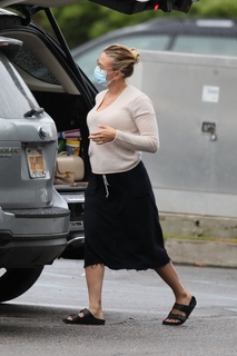 Scarlett Johansson feet photo thumbnail