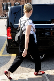 Scarlett Johansson feet photo thumbnail