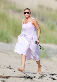 Scarlett Johansson feet photo thumbnail