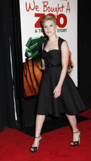 Scarlett Johansson feet photo thumbnail