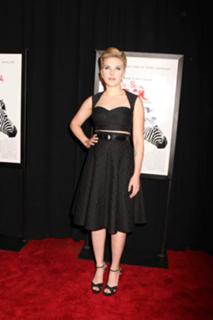 Scarlett Johansson feet photo thumbnail