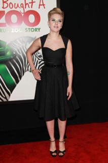 Scarlett Johansson feet photo thumbnail