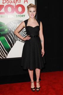 Scarlett Johansson feet photo thumbnail
