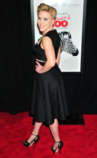 Scarlett Johansson feet photo thumbnail