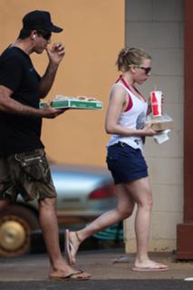 Scarlett Johansson feet photo thumbnail