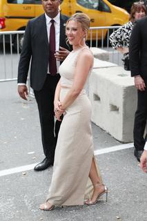 Scarlett Johansson feet photo thumbnail