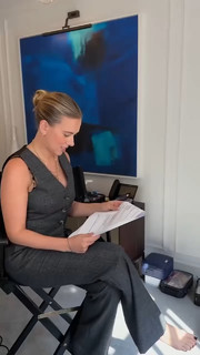 Scarlett Johansson feet photo thumbnail
