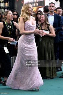 Scarlett Johansson feet photo thumbnail