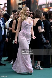Scarlett Johansson feet photo thumbnail