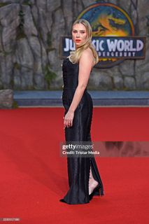 Scarlett Johansson feet photo thumbnail