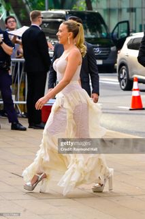 Scarlett Johansson feet photo thumbnail