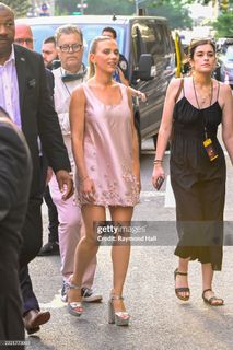 Scarlett Johansson feet photo thumbnail