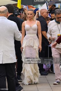 Scarlett Johansson feet photo thumbnail