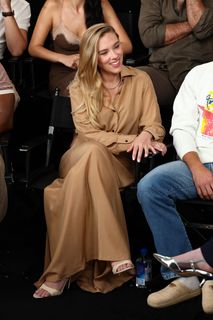 Scarlett Johansson feet photo thumbnail