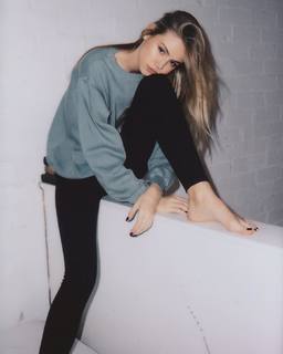 Scarlett Leithold feet photo 15