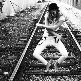 Scout Taylor-Compton feet photo thumbnail