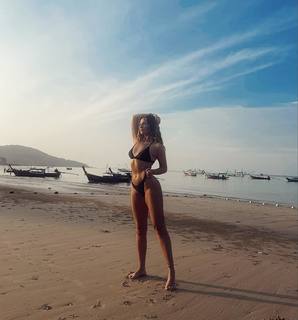 Scout Taylor-Compton feet photo thumbnail