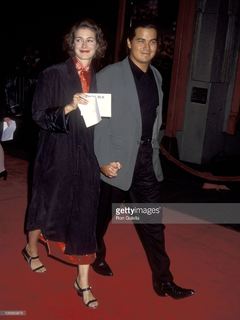 Sean Young feet photo thumbnail