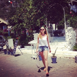Seda Güven feet photo 12