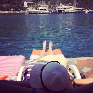 Seda Güven feet photo 2