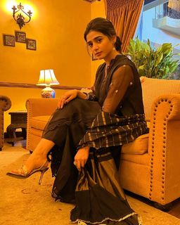 Sehar Khan feet photo thumbnail