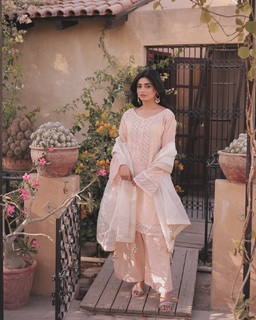 Sehar Khan feet photo thumbnail