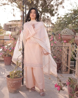 Sehar Khan feet photo thumbnail