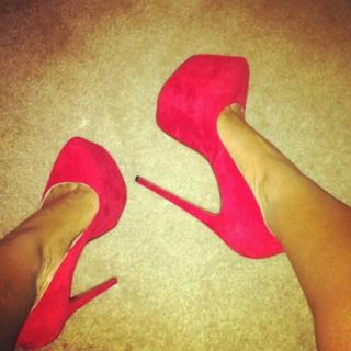 Seka Aleksic feet photo thumbnail