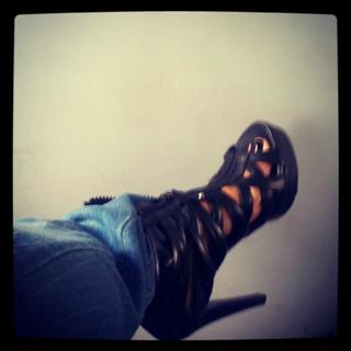 Seka Aleksic feet photo thumbnail