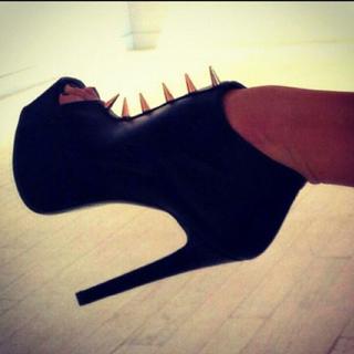 Seka Aleksic feet photo thumbnail