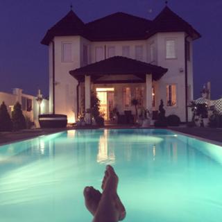 Seka Aleksic feet photo thumbnail