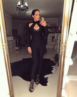 Seka Aleksic feet photo thumbnail