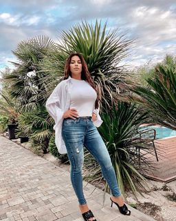 Seka Aleksic feet photo thumbnail