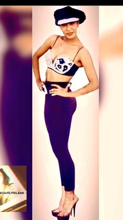 Selena feet photo thumbnail