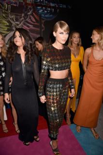 Selena Gomez feet photo thumbnail