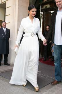 Selena Gomez feet photo thumbnail