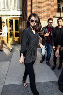 Selena Gomez feet photo thumbnail