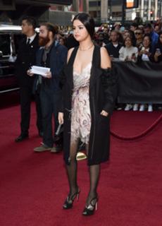 Selena Gomez feet photo thumbnail
