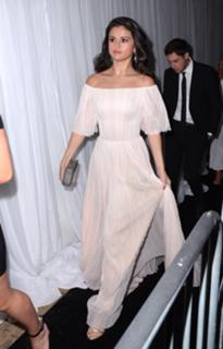 Selena Gomez feet photo thumbnail