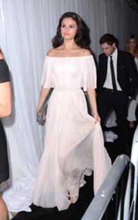 Selena Gomez feet photo thumbnail