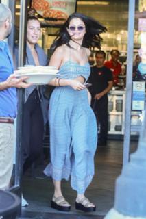 Selena Gomez feet photo thumbnail