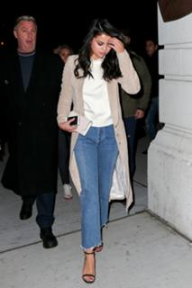 Selena Gomez feet photo thumbnail